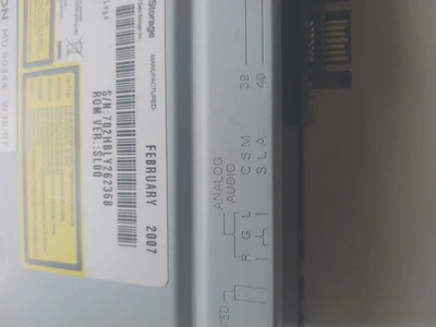 Optical drive with master/slave/cable select indicators